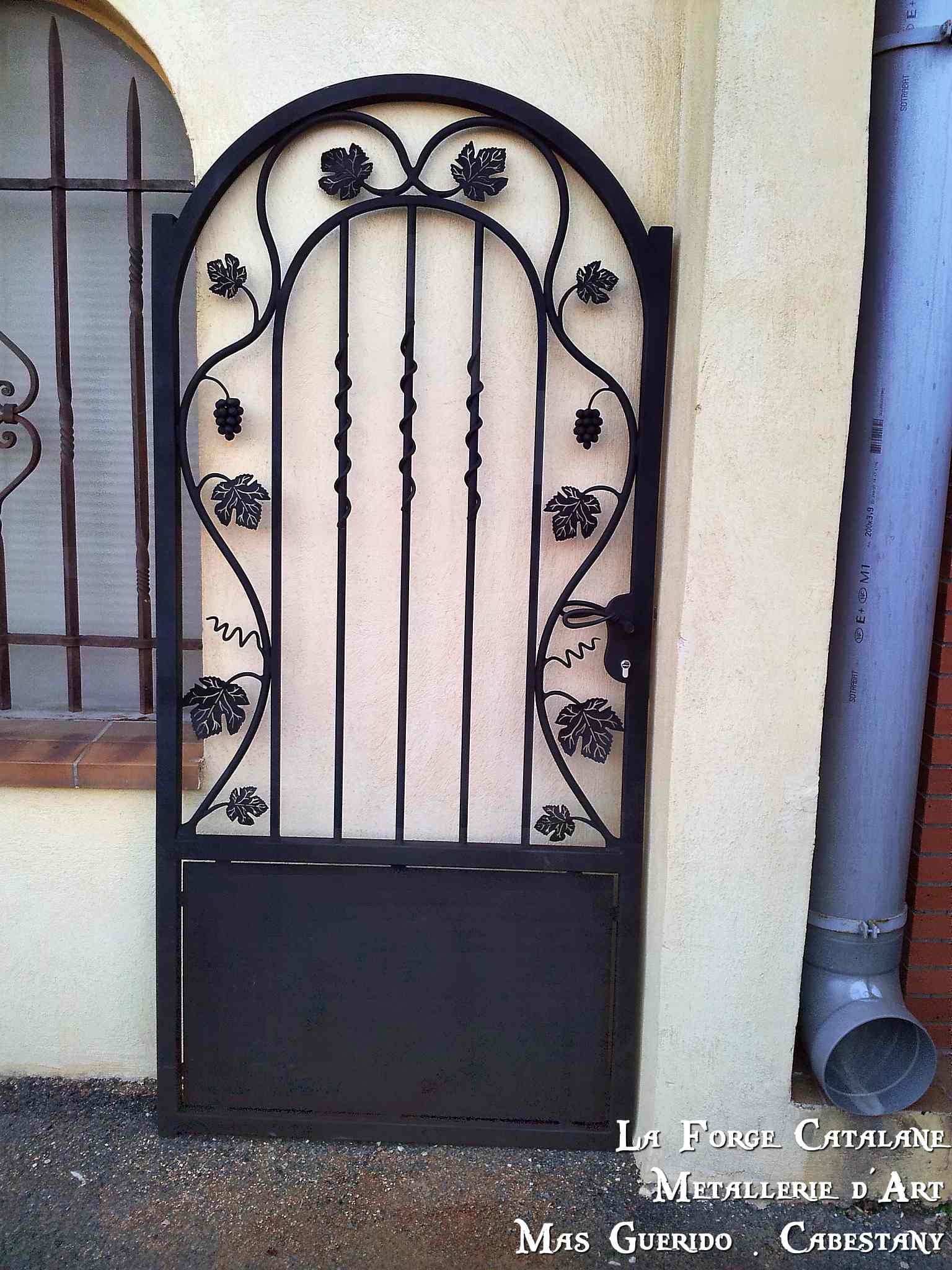 portillon jardin frise vegetale vigne forge catalane.jpg